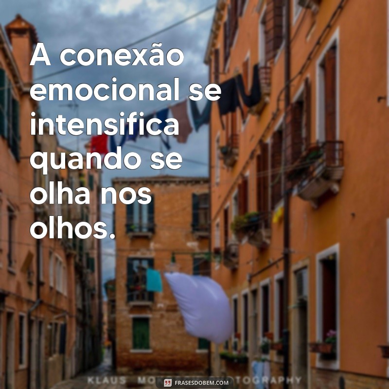 porque os homens gostam de olhar nos olhos A conexão emocional se intensifica quando se olha nos olhos.