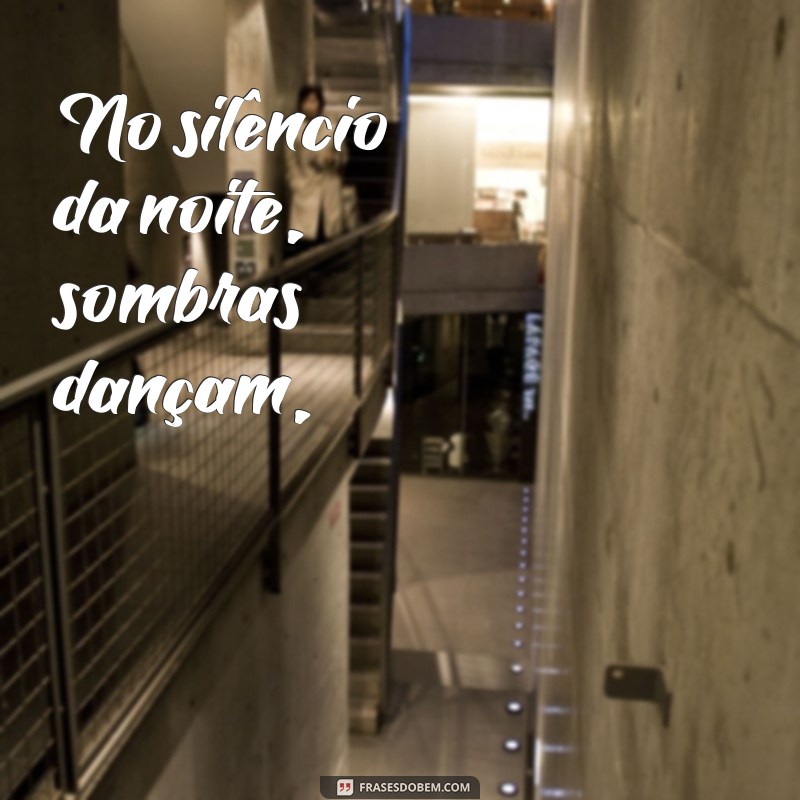 poema preto e branco No silêncio da noite, sombras dançam,