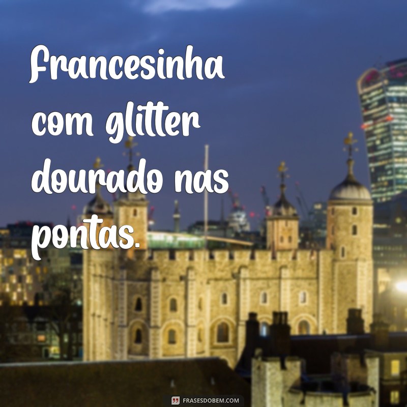 ideias de unha com glitter Francesinha com glitter dourado nas pontas.