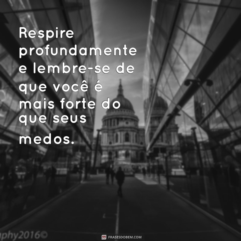 mensagens para quem tem ansiedade Respire profundamente e lembre-se de que você é mais forte do que seus medos.