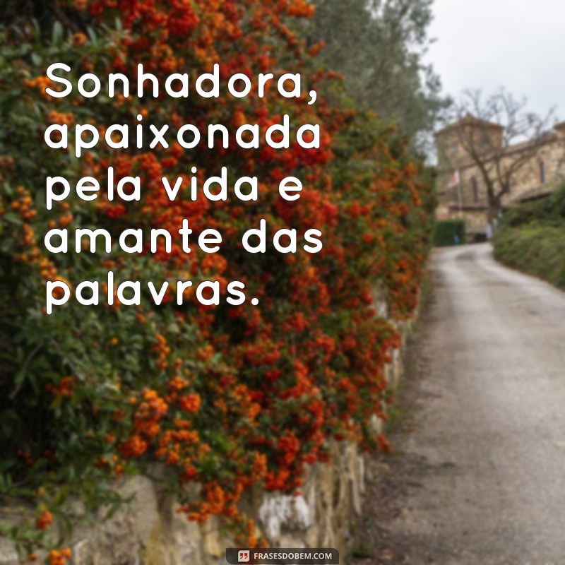frases pequenas para biografia do instagram Sonhadora, apaixonada pela vida e amante das palavras.