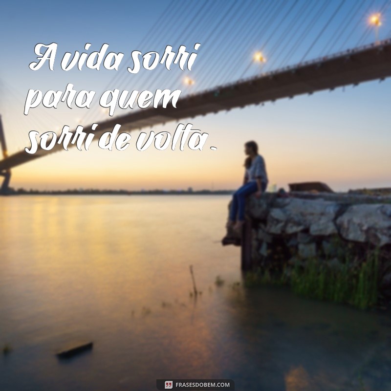 As Melhores Frases para Acompanhar Suas Fotos Sorrindo 