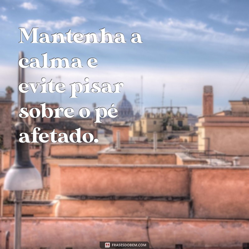 como tirar espinho profundo no pé Mantenha a calma e evite pisar sobre o pé afetado.