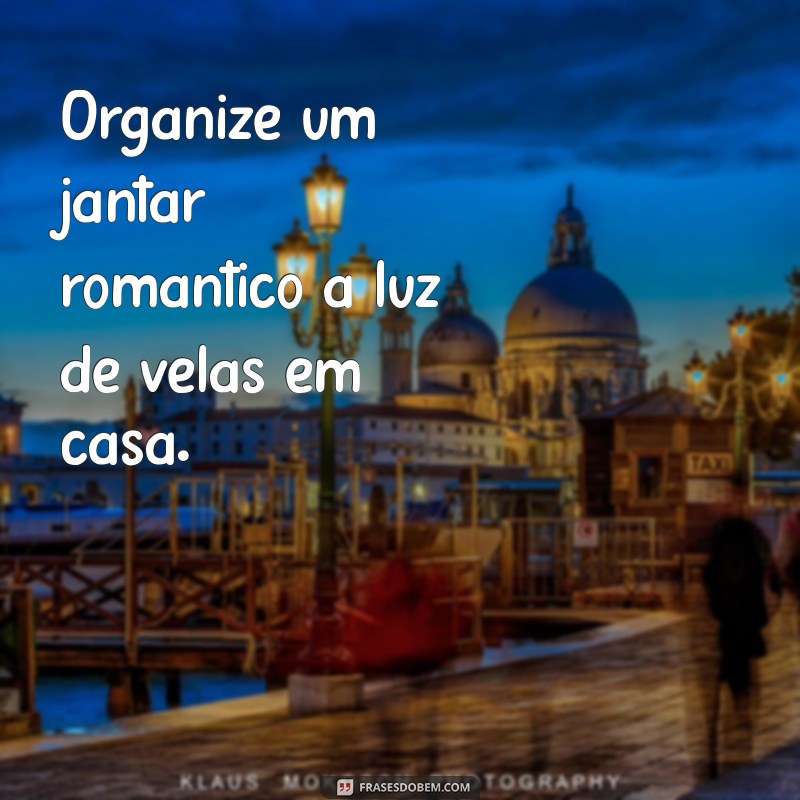 como surpreender o marido Organize um jantar romântico à luz de velas em casa.