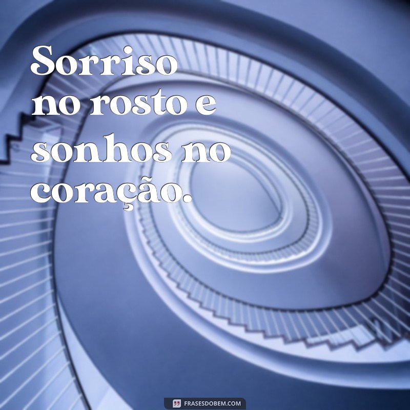 frases pra bio instagram Sorriso no rosto e sonhos no coração.