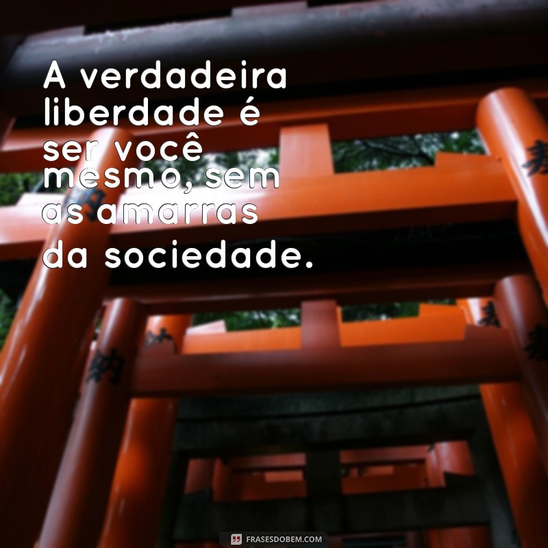 pessoa nu A verdadeira liberdade é ser você mesmo, sem as amarras da sociedade.