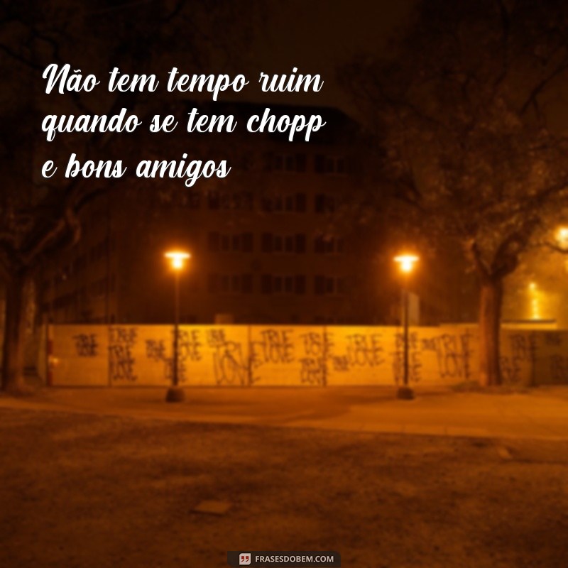 Descubra as melhores frases para legendar suas fotos de chopp! 