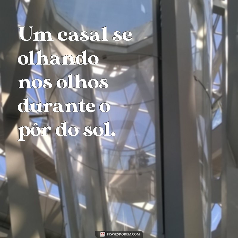 fotos de casal romântico Um casal se olhando nos olhos durante o pôr do sol.