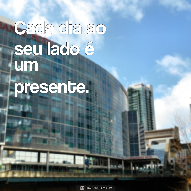 frases curtas de aniversário de namoro Cada dia ao seu lado é um presente.