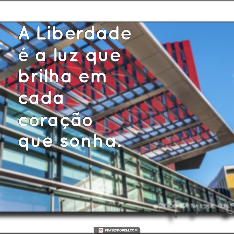 frases estatua da liberdade A Liberdade é a luz que brilha em cada coração que sonha.