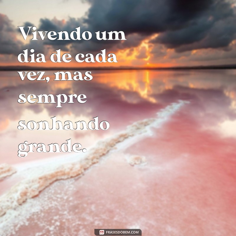 frases para bio twitter Vivendo um dia de cada vez, mas sempre sonhando grande. ✨