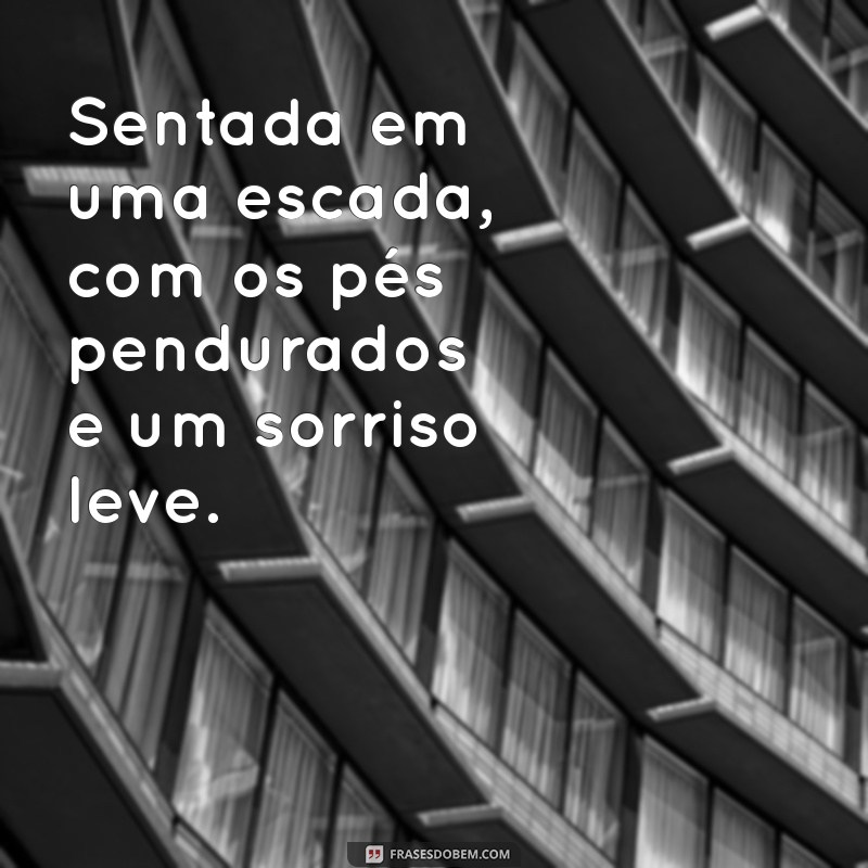 poses para fotos sozinha criativas Sentada em uma escada, com os pés pendurados e um sorriso leve.