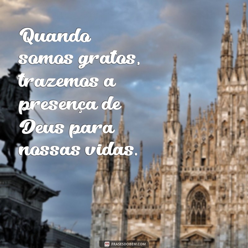 Como a Gratidão Transforma Nossa Relação com Deus: Um Abraço Espiritual 