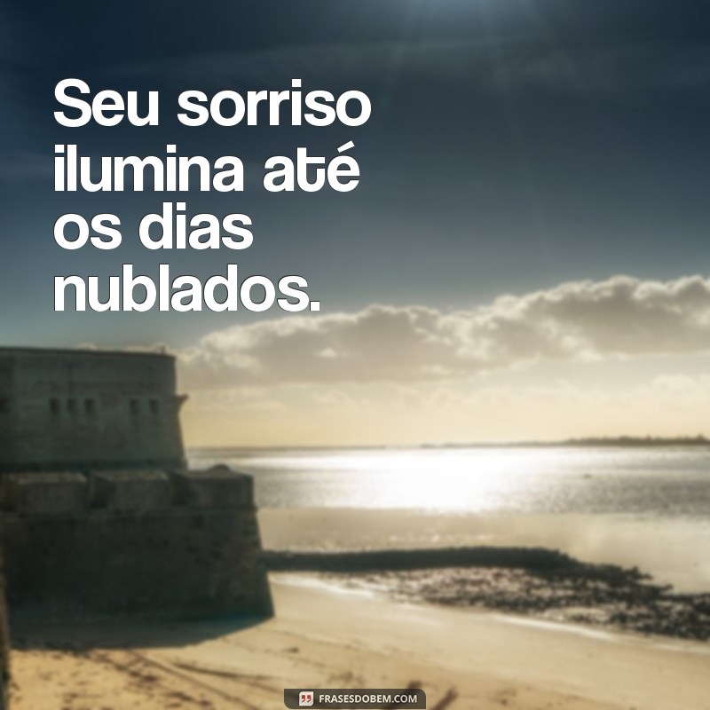 frases de sedução curtas Seu sorriso ilumina até os dias nublados.