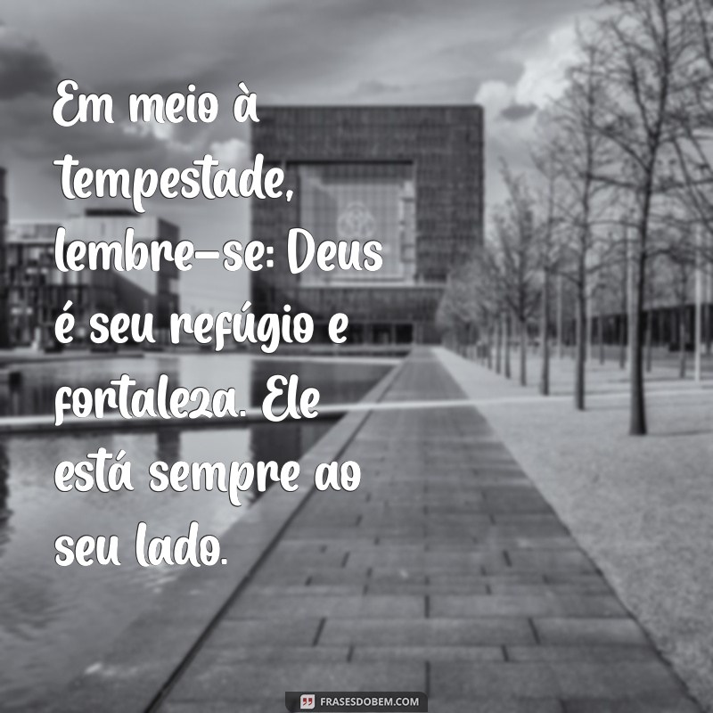 mensagem de consolo evangélica Em meio à tempestade, lembre-se: Deus é seu refúgio e fortaleza. Ele está sempre ao seu lado.