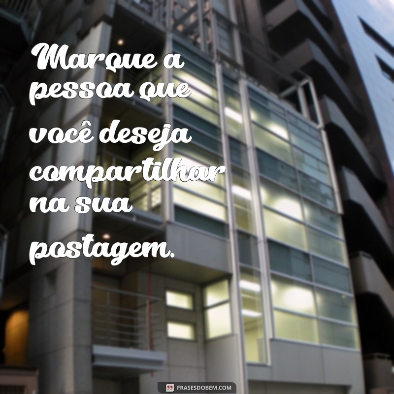 como publicar no instagram junto com outra pessoa Marque a pessoa que você deseja compartilhar na sua postagem.