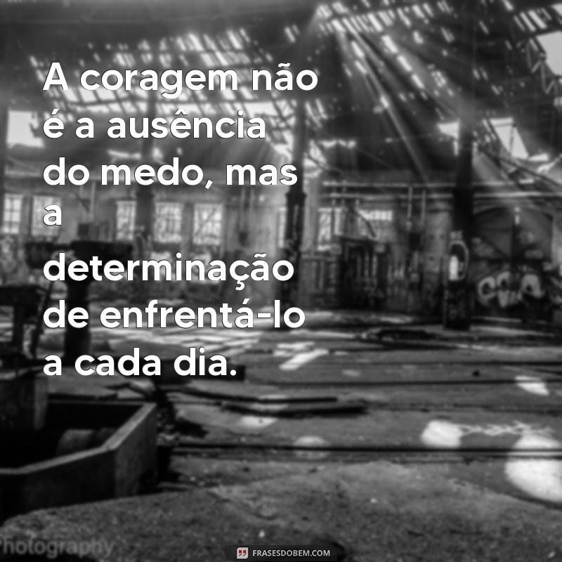 frases motivacional policial A coragem não é a ausência do medo, mas a determinação de enfrentá-lo a cada dia.