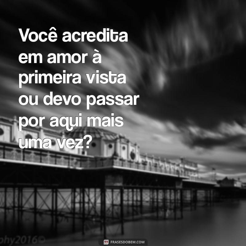 cantadas curtas e engraçadas Você acredita em amor à primeira vista ou devo passar por aqui mais uma vez?