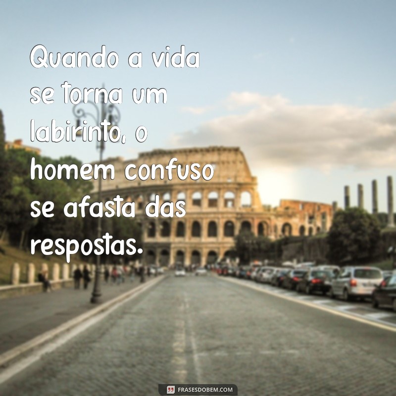 homem confuso se afasta Quando a vida se torna um labirinto, o homem confuso se afasta das respostas.