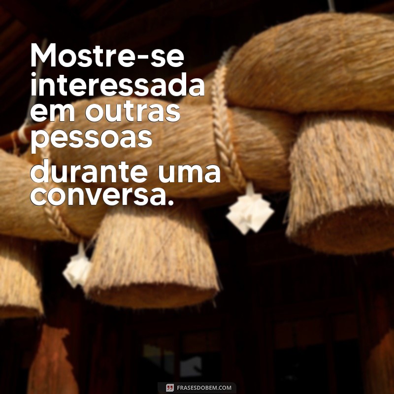 como deixar o homem com ciúmes Mostre-se interessada em outras pessoas durante uma conversa.