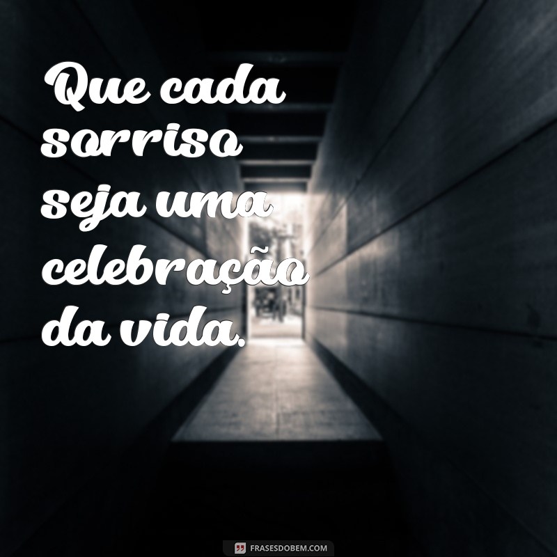 As Melhores Frases para Acompanhar Suas Fotos Sorrindo 