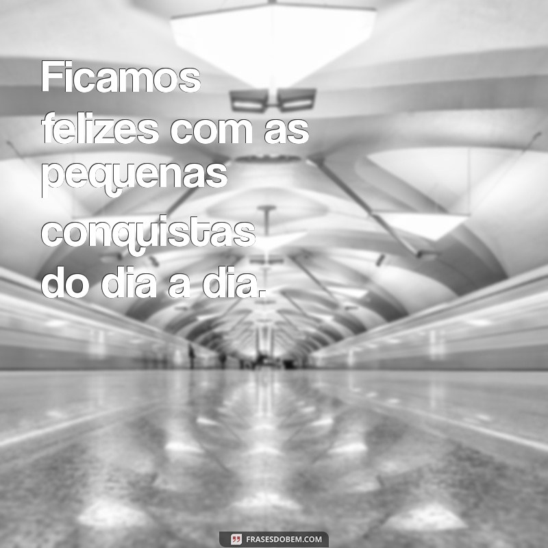 ficamos felizes ou ficamos feliz Ficamos felizes com as pequenas conquistas do dia a dia.