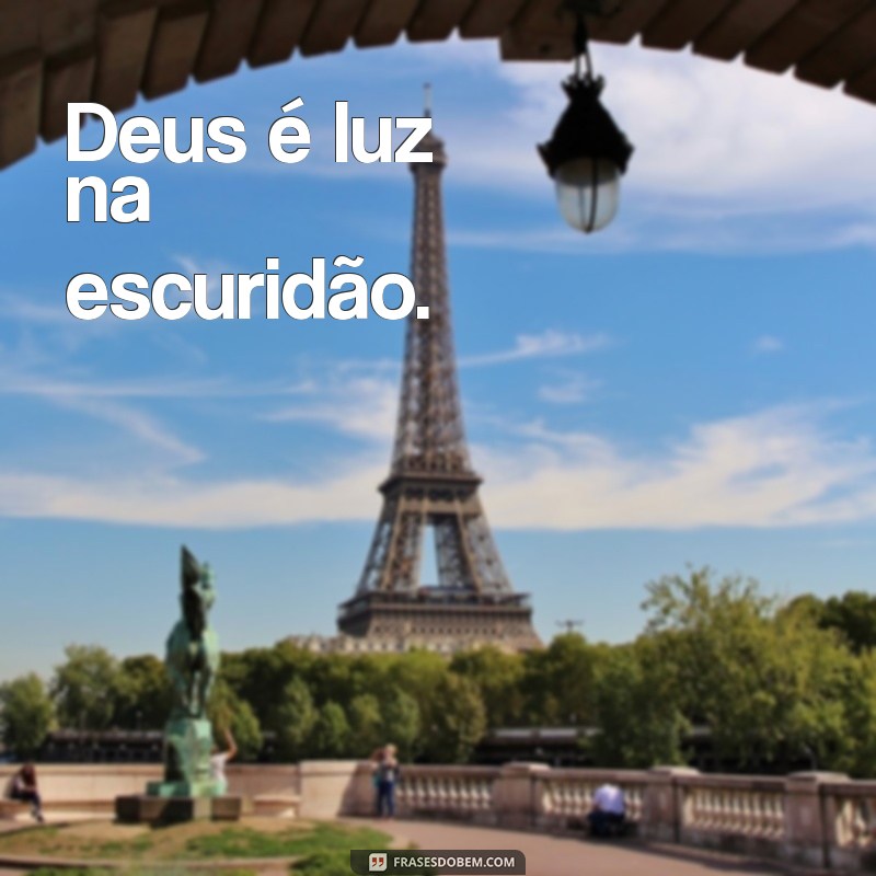 frases curta de deus para status Deus é luz na escuridão.