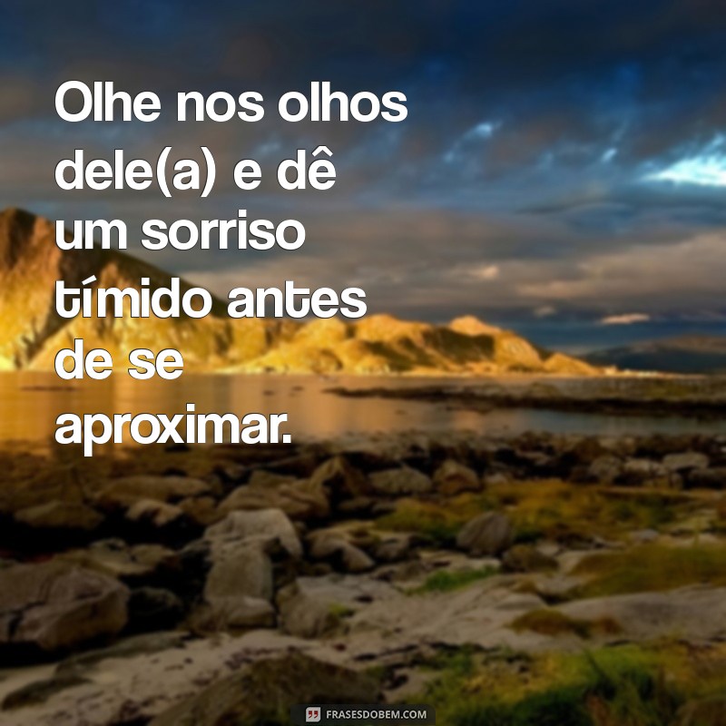 como abraçar o crush Olhe nos olhos dele(a) e dê um sorriso tímido antes de se aproximar.