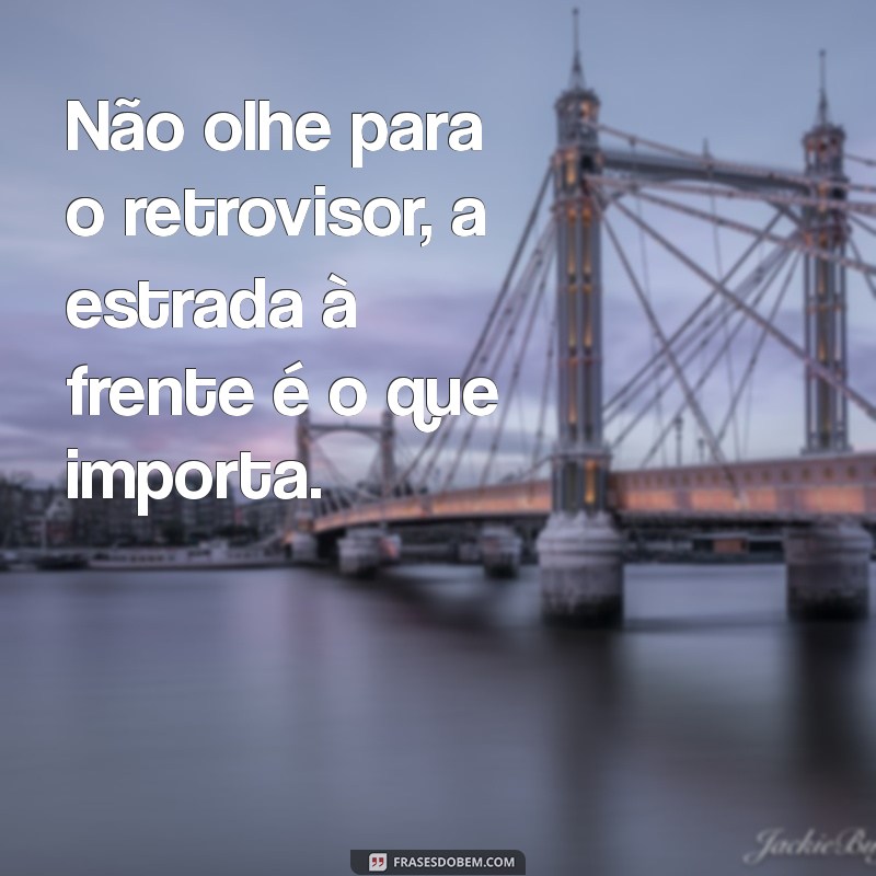 Reflexões do Passado: 20 Frases Inspiradoras sobre Retrovisores 