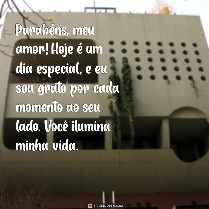 texto de parabéns para namorada Parabéns, meu amor! Hoje é um dia especial, e eu sou grato por cada momento ao seu lado. Você ilumina minha vida.