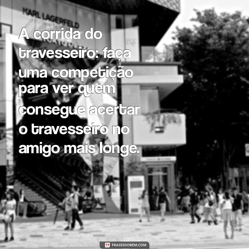 brincadeiras de amigos A corrida do travesseiro: faça uma competição para ver quem consegue acertar o travesseiro no amigo mais longe.