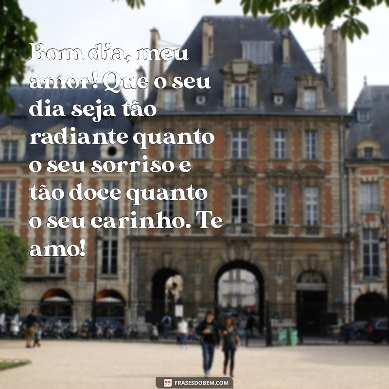 texto de bom dia para a namorada Bom dia, meu amor! Que o seu dia seja tão radiante quanto o seu sorriso e tão doce quanto o seu carinho. Te amo!