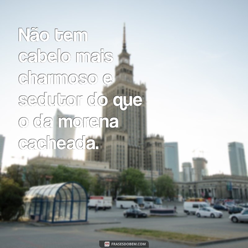 Descubra as melhores frases inspiradoras para as cacheadas morenas 