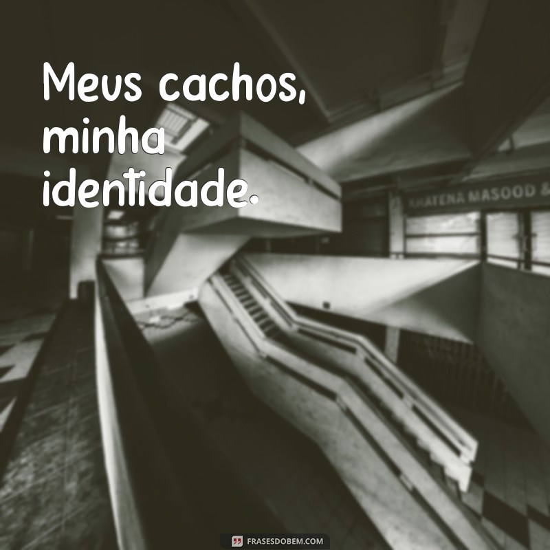 Descubra as melhores frases para legendar suas fotos com meninas de cabelo cacheado 