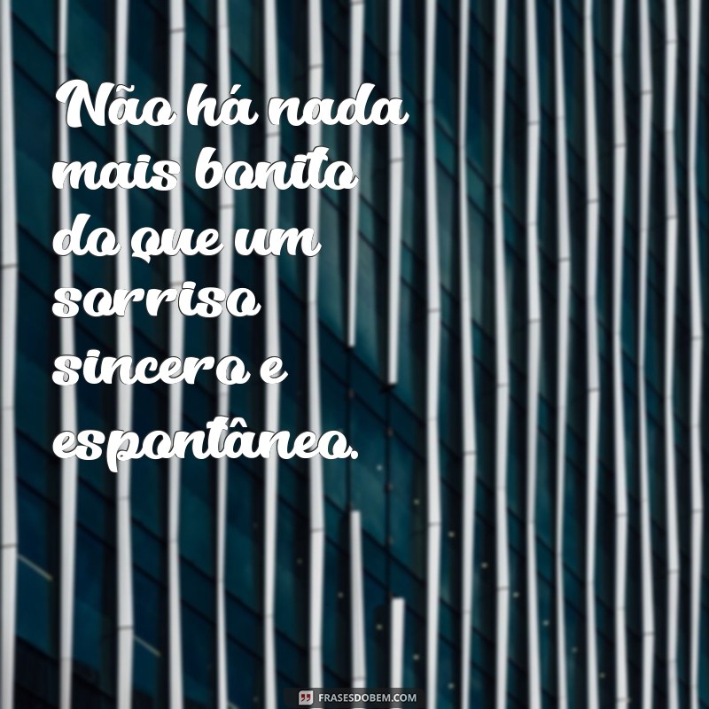 Encante-se com as melhores frases para sorrir: Um sorriso ai pra mim! 