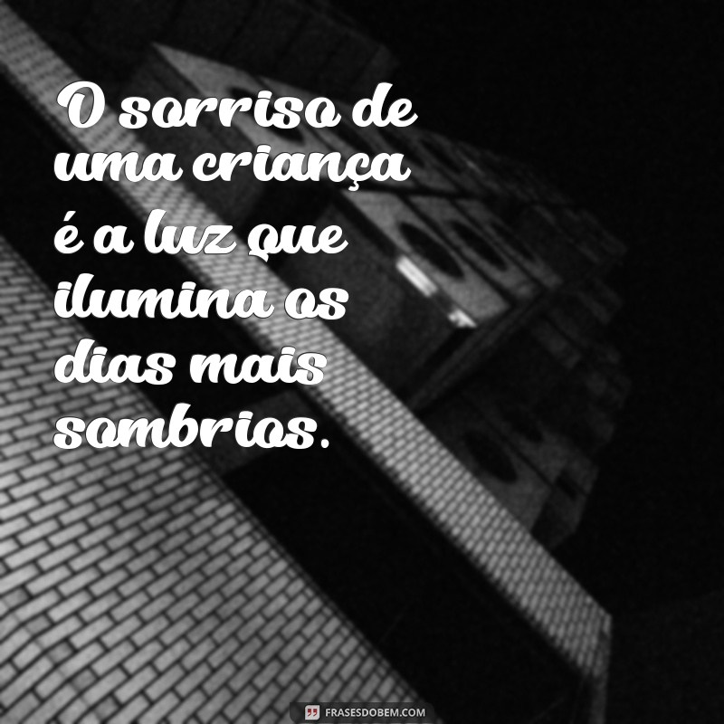 frases sobre sorriso de criança O sorriso de uma criança é a luz que ilumina os dias mais sombrios.