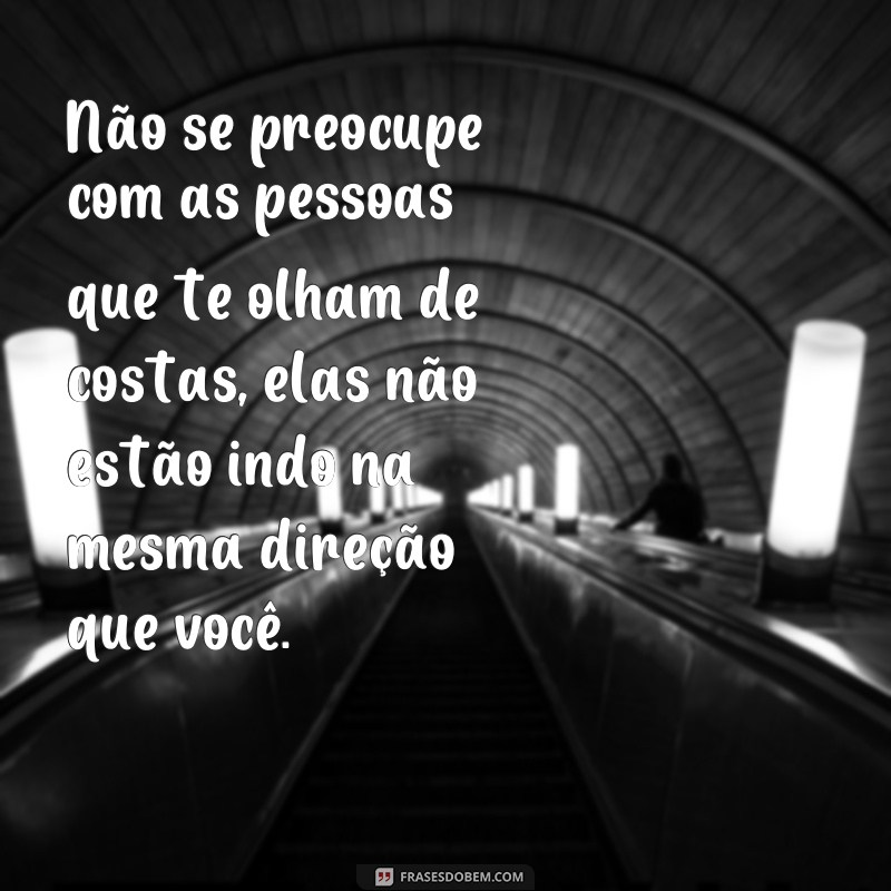 Descubra as melhores frases para legendas de fotos de costas 