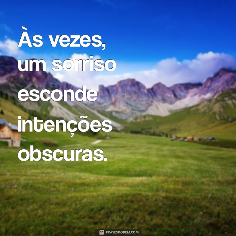 frases não confie nas pessoas Às vezes, um sorriso esconde intenções obscuras.