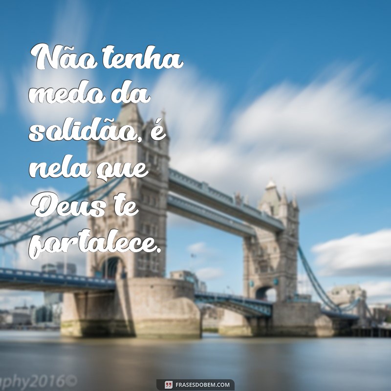 Reflexões divinas: as melhores frases para fotos sozinha 