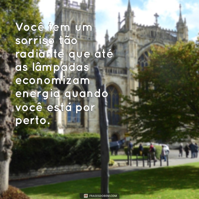 elogios criativos engraçados Você tem um sorriso tão radiante que até as lâmpadas economizam energia quando você está por perto.