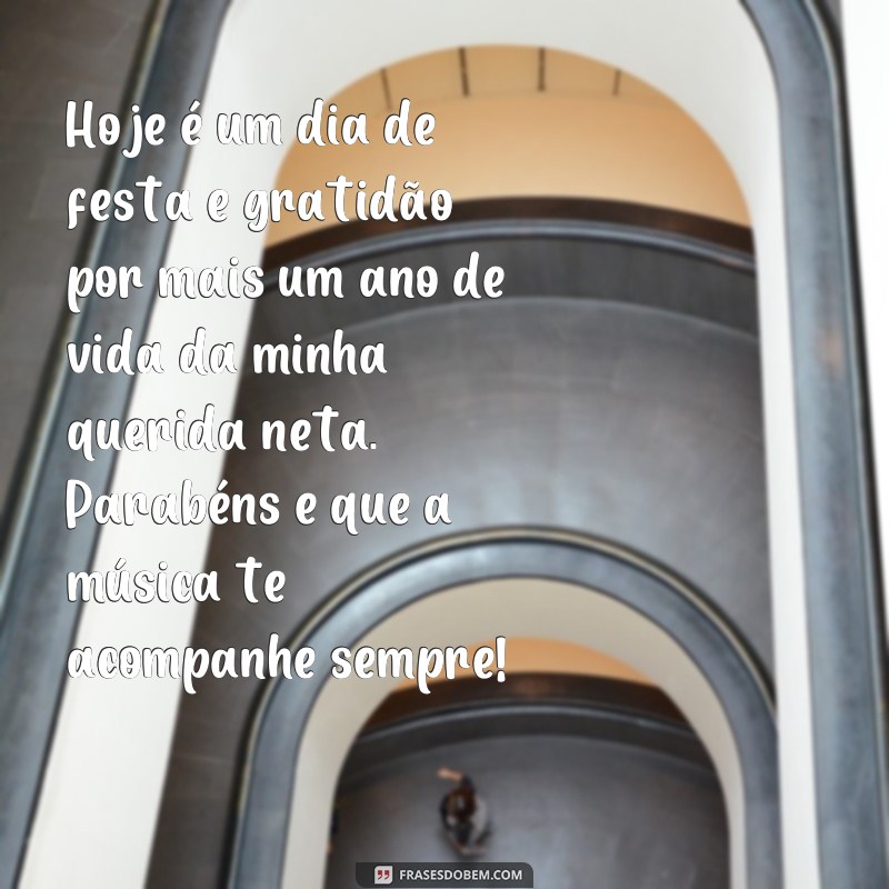 Encante sua neta com as melhores frases de aniversário ao som de uma linda música 