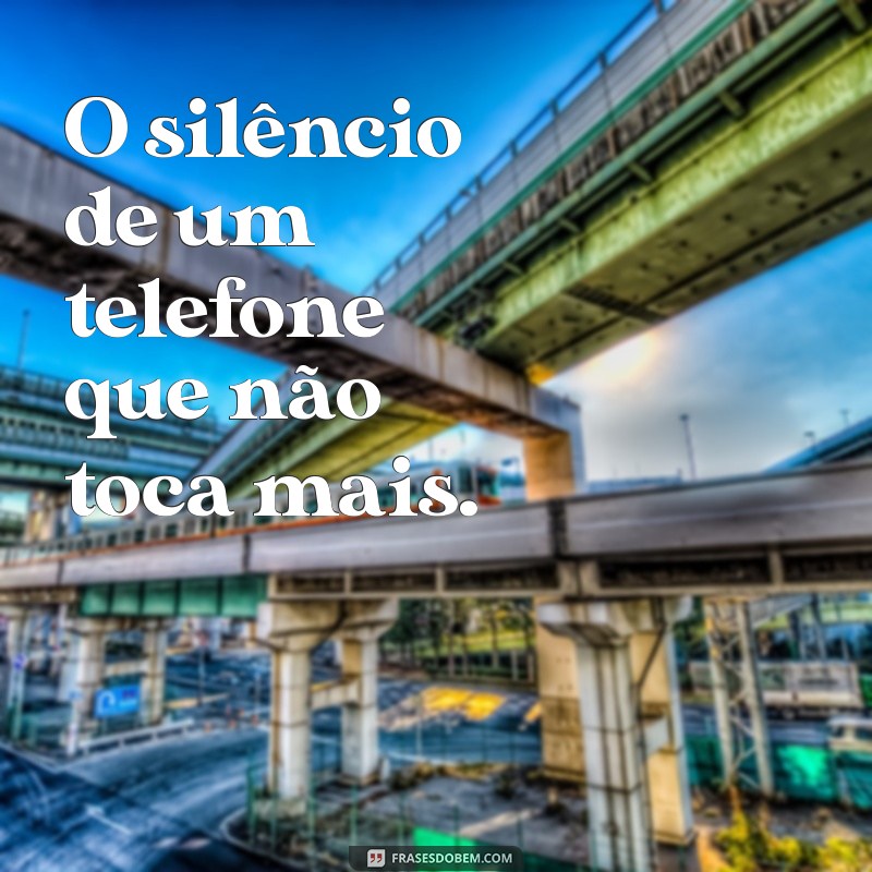 coisa triste O silêncio de um telefone que não toca mais.