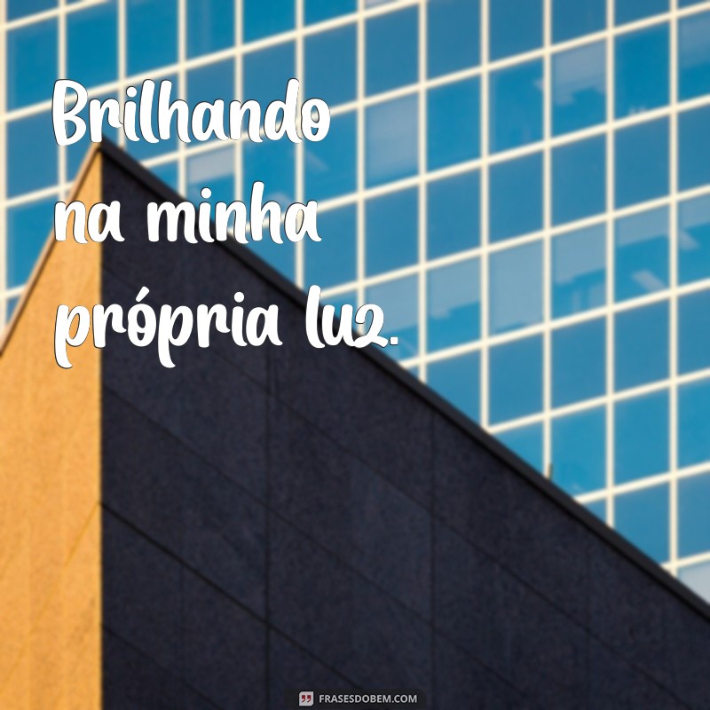 frases curtas para foto sozinha instagram Brilhando na minha própria luz.