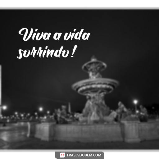 20 Frases Curtas de Sorriso Para Usar em Seu Status no Facebook e WhatsApp Viva a vida sorrindo!