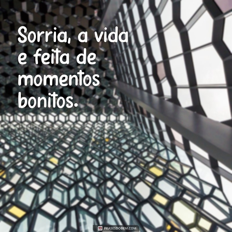 frases leve para foto Sorria, a vida é feita de momentos bonitos.