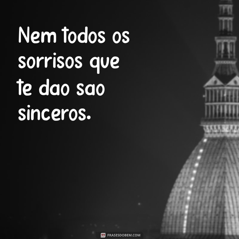 falsidade pelas costas Nem todos os sorrisos que te dão são sinceros.