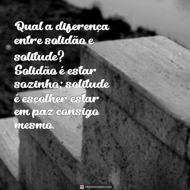 qual a diferença entre solidão e solitude Qual a diferença entre solidão e solitude? Solidão é estar sozinho; solitude é escolher estar em paz consigo mesmo.