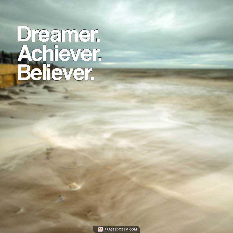 frases para bio inglês Dreamer. Achiever. Believer.