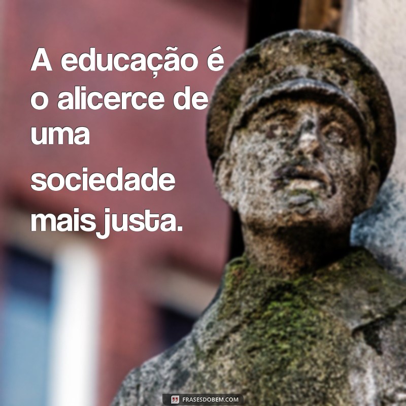 Transformando Vidas: A Importância da Educação na Sociedade Atual 