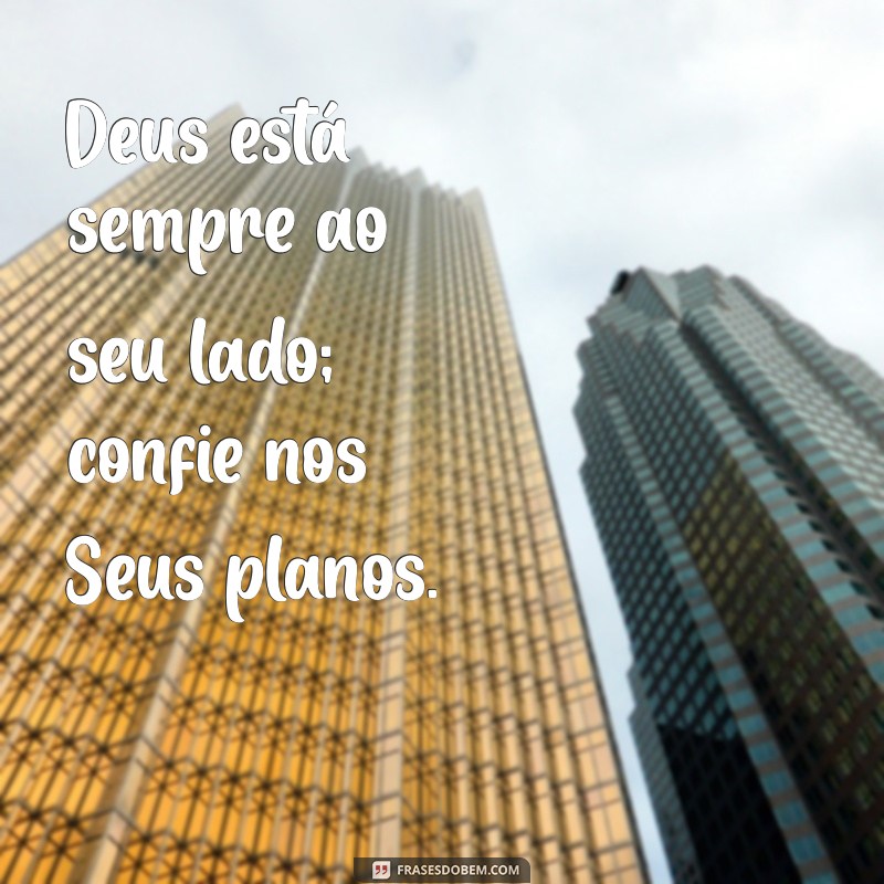 frases motivacionais curtas deus Deus está sempre ao seu lado; confie nos Seus planos.